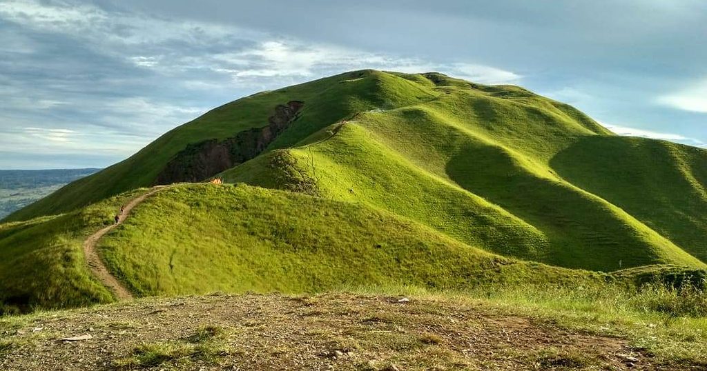 Bukit Holbung: Panorama Hijau dan Keindahan Danau Toba Menantimu
