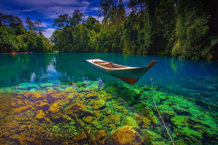 Jelajahi Keindahan Danau Labuan Cermin Bersama BOI Tour & Travel