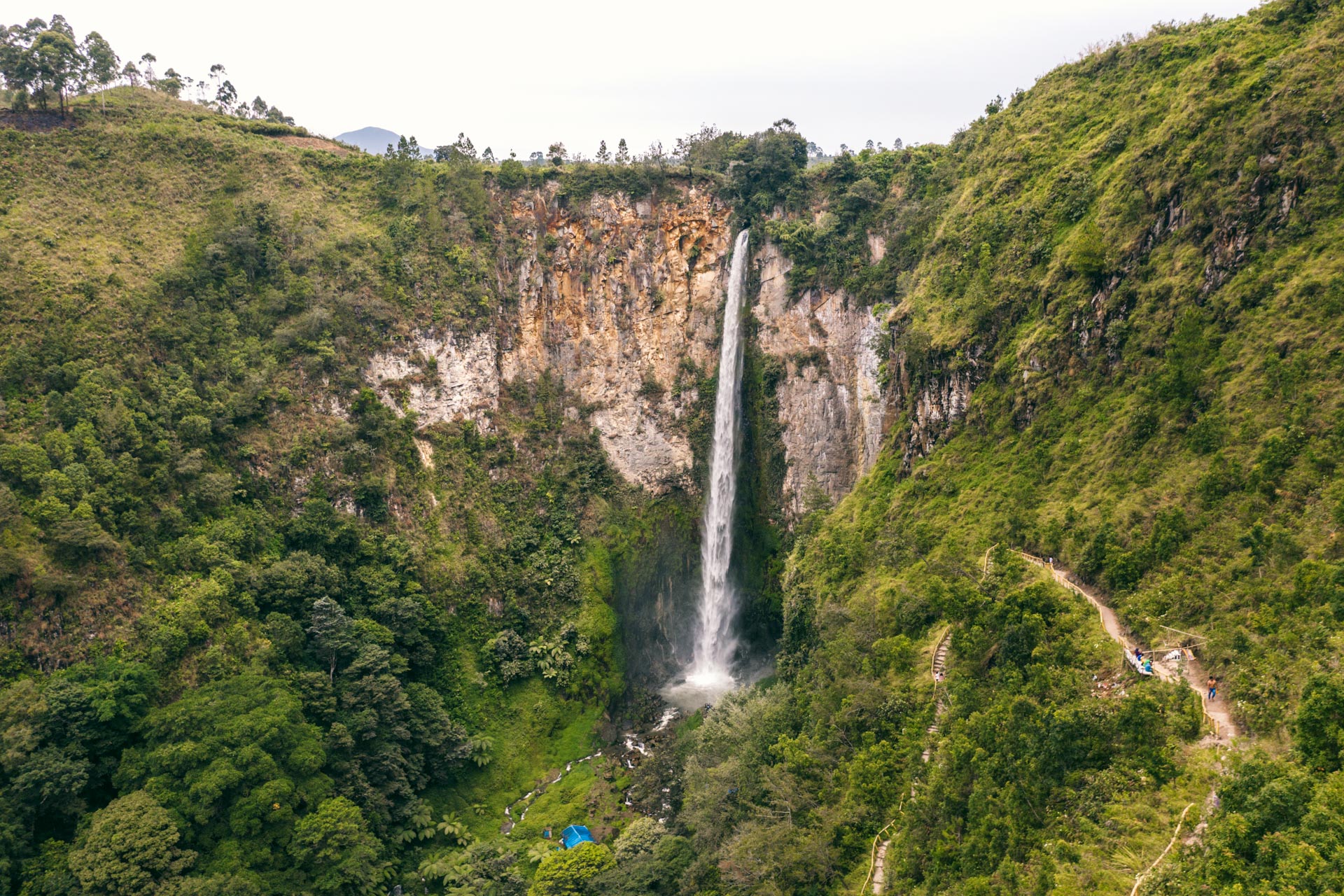 Pesona Megah Air Terjun Sipiso-piso: Liburan Tak Terlupakan Bersama BOI Tour & Travel