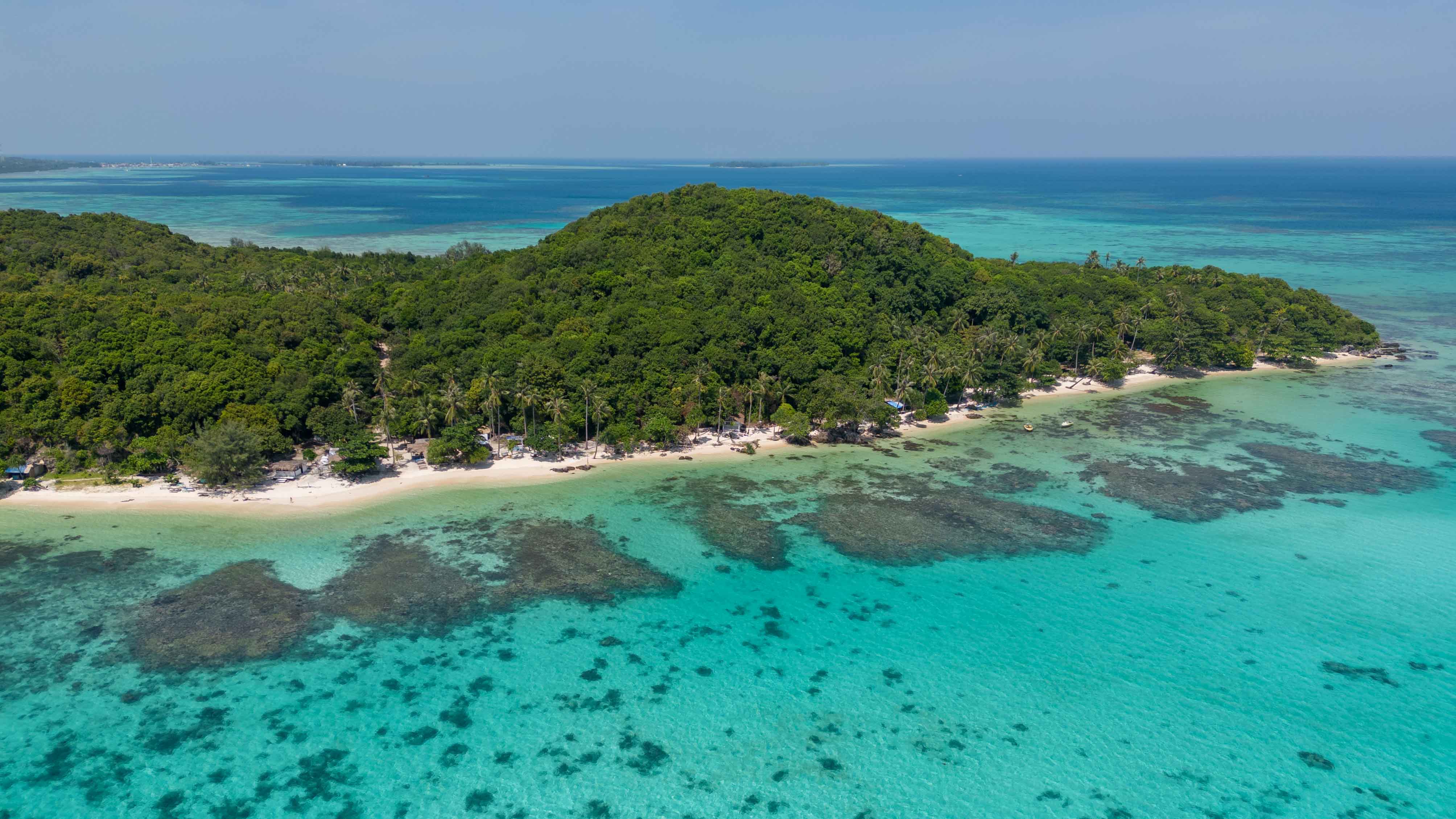 Petualangan Eksotis di Karimunjawa: Menyelami Keindahan Laut dan Alam Bersama BOI Tour & Travel