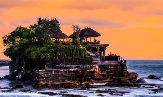 Pesona Tanah Lot: Destinasi Ikonik Pura di Atas Batu Karang